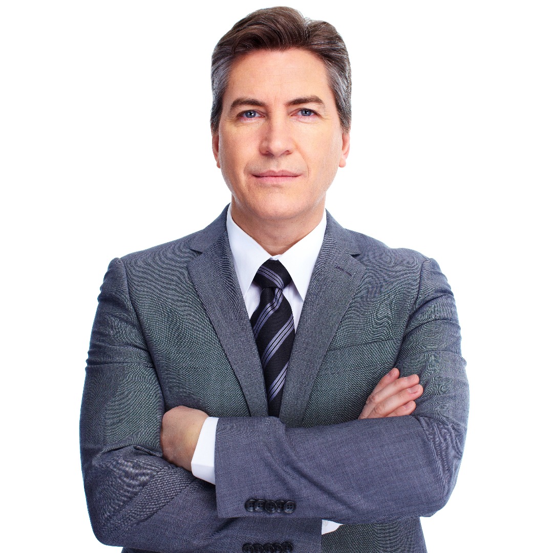Executivo em traje corporativo, de braços cruzados, sobre fundo branco